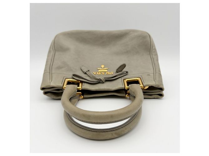 Borsa a tracolla in pelle Prada BN2245 in Grayish Grigio - vista 7
