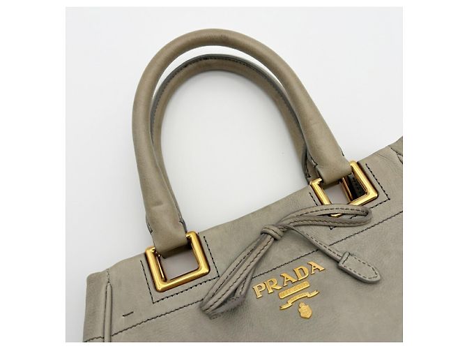 Borsa a tracolla in pelle Prada BN2245 in Grayish Grigio - vista 9