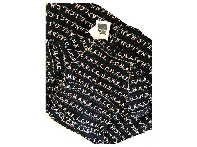 Chanel Kleid mit All-Over-Logo-Print und Gürtel Schwarz Mehrfarben - Ansicht 10