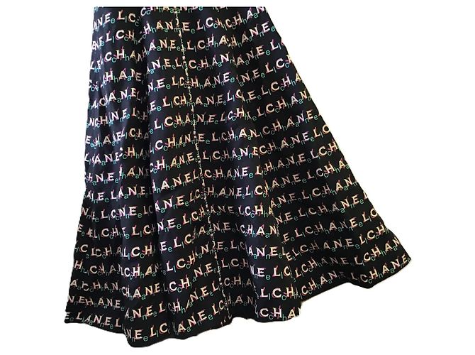 Chanel Kleid mit All-Over-Logo-Print und Gürtel Schwarz Mehrfarben - Ansicht 11