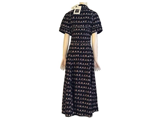 Chanel Kleid mit All-Over-Logo-Print und Gürtel Schwarz Mehrfarben - Ansicht 4