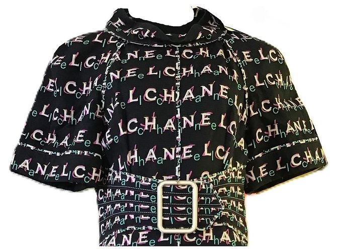 Chanel Kleid mit All-Over-Logo-Print und Gürtel Schwarz Mehrfarben - Ansicht 5