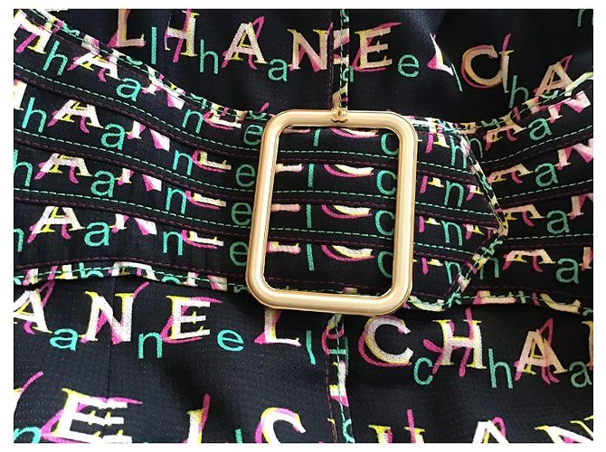 Chanel Kleid mit All-Over-Logo-Print und Gürtel Schwarz Mehrfarben - Ansicht 6