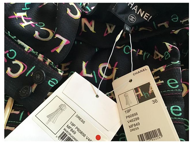 Chanel Kleid mit All-Over-Logo-Print und Gürtel Schwarz Mehrfarben - Ansicht 7