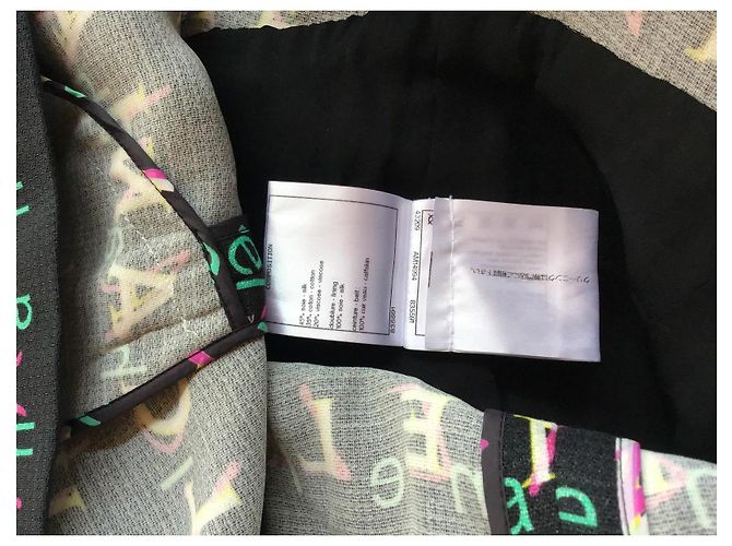 Chanel Kleid mit All-Over-Logo-Print und Gürtel Schwarz Mehrfarben - Ansicht 8