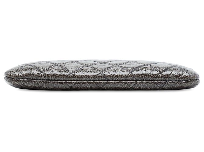 Clutch Chanel Gray Small Quilted Crinkled Patent O Case Marrone Grigio antracite - vista 3