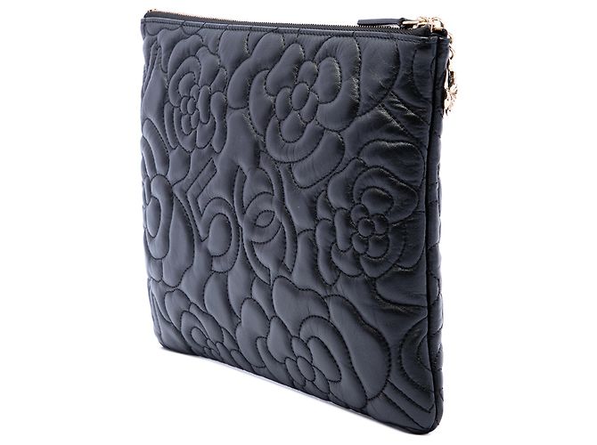 Clutch Chanel Black Medium CC Embossed Lambskin Camellia No 5 O Case Negro - vista 2