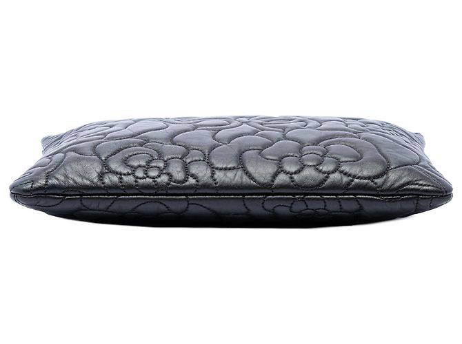 Clutch Chanel Black Medium CC Embossed Lambskin Camellia No 5 O Case Negro - vista 3