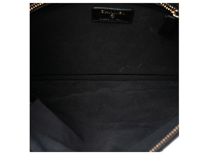 Clutch Chanel Black Medium CC Embossed Lambskin Camellia No 5 O Case Negro - vista 4