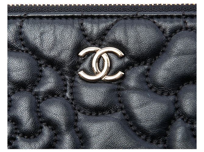Clutch Chanel Black Medium CC Embossed Lambskin Camellia No 5 O Case Negro - vista 5