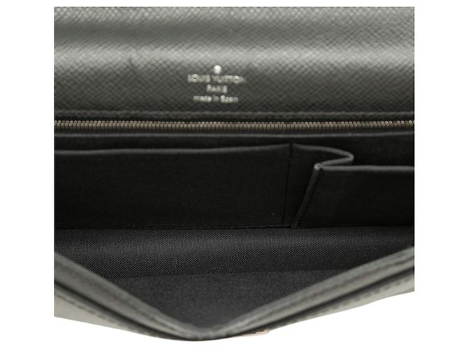 Clutch Louis Vuitton Belaia in Taiga nero - vista 4