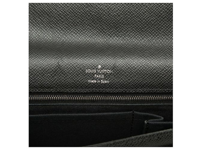 Clutch Louis Vuitton Belaia in Taiga nero - vista 5