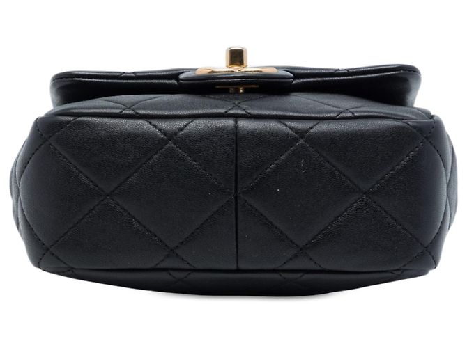 Chanel Mini Borsa a Patta in Lambskin Matelassé Nero con Logo Oval e Manico a Catena - vista 3
