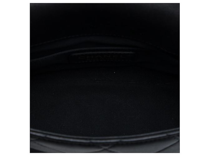 Chanel Mini Borsa a Patta in Lambskin Matelassé Nero con Logo Oval e Manico a Catena - vista 4
