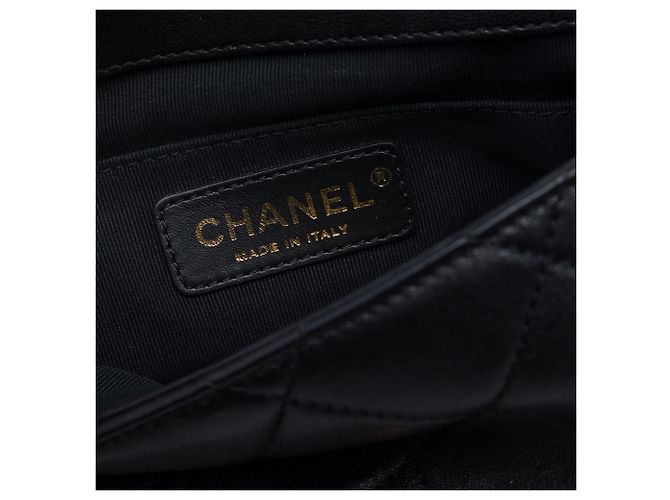 Chanel Mini Borsa a Patta in Lambskin Matelassé Nero con Logo Oval e Manico a Catena - vista 5