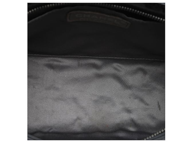 Pochette Chanel in vernice matelassé nera con simboli portafortuna embossed Nero - vista 4