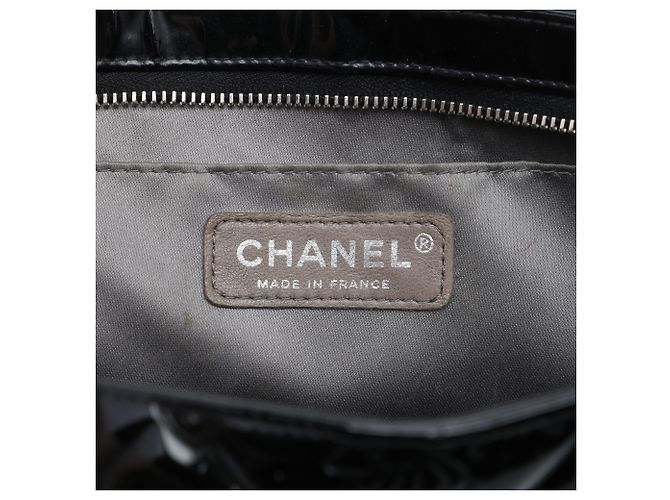 Pochette Chanel in vernice matelassé nera con simboli portafortuna embossed Nero - vista 5