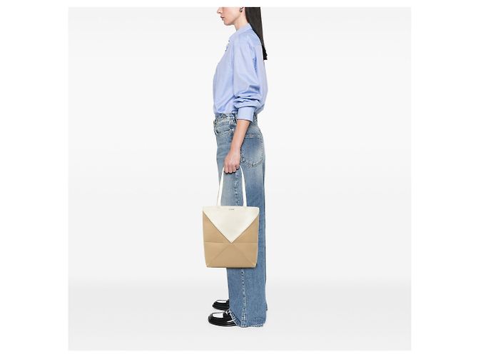 LOEWE Puzzle Fold Tote Medium aus glänzendem Kalbsleder bicolor Beige - Ansicht 6