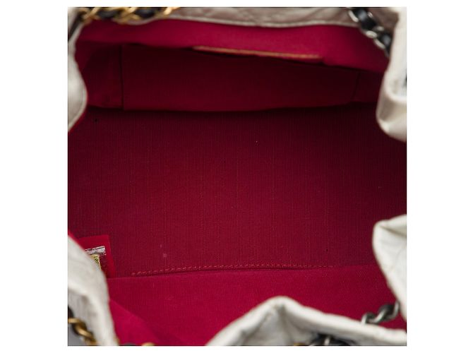 Chanel Gabrielle Backpack Small aus weißem bicolor gestepptem gealterten Kalbsleder - Ansicht 4