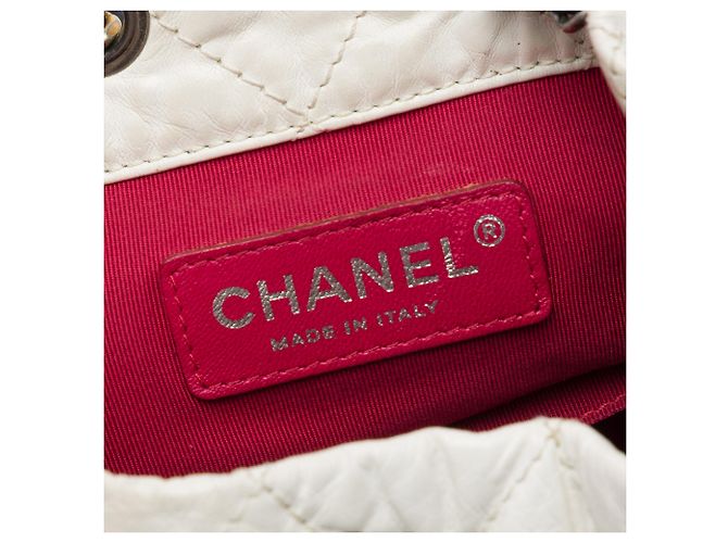 Chanel Gabrielle Backpack Small aus weißem bicolor gestepptem gealterten Kalbsleder - Ansicht 5