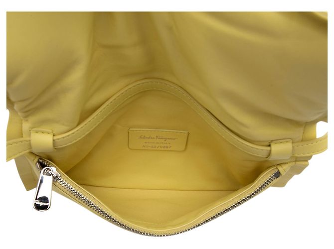 Salvatore Ferragamo Borsa a tracolla Viva Bow in pelle imbottita gialla Ferragamo Giallo - vista 4