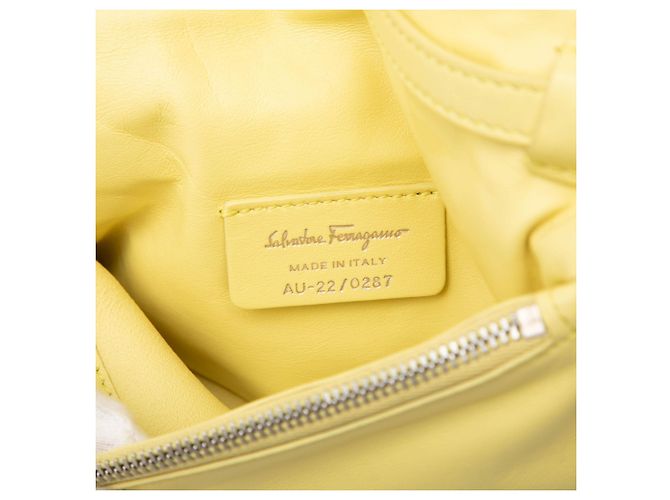 Salvatore Ferragamo Borsa a tracolla Viva Bow in pelle imbottita gialla Ferragamo Giallo - vista 5
