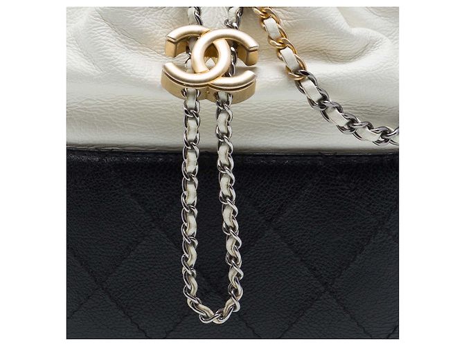 Chanel Gabrielle Bucket Bag Small aus gestepptem Kalbsleder bicolor weiß - Ansicht 6
