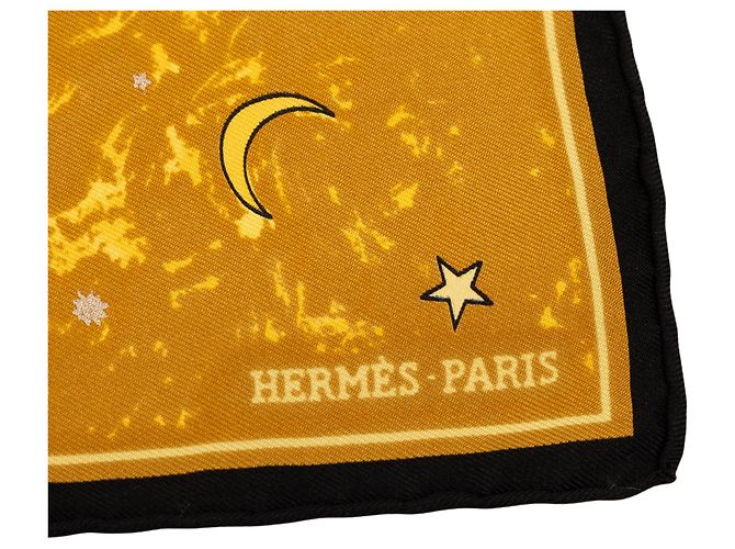Hermès Yellow Annee des Etoiles Einstecktuch aus Seide 45 Gelb - Ansicht 2