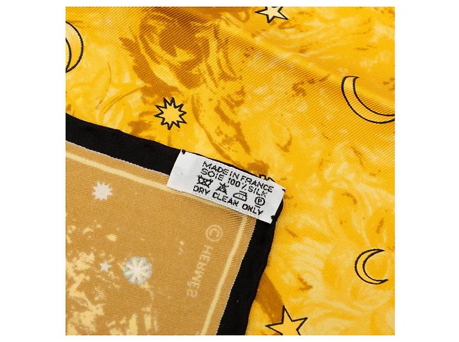 Hermès Yellow Annee des Etoiles Einstecktuch aus Seide 45 Gelb - Ansicht 3