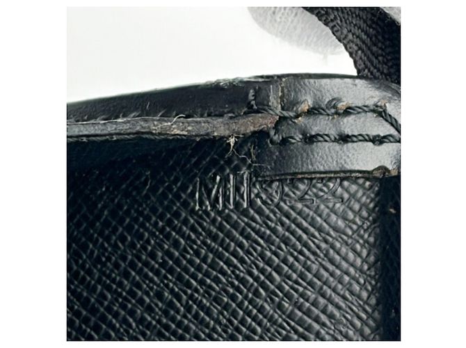 Borsa Louis Vuitton Epi Triangle Nero - vista 18