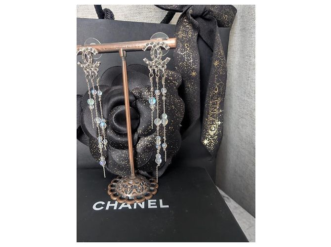 Orecchini pendenti Chanel CC A18S SHW con perline Argento Bianco Metallico - vista 10