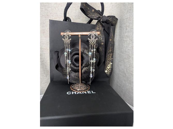 Orecchini pendenti Chanel CC A18S SHW con perline Argento Bianco Metallico - vista 12