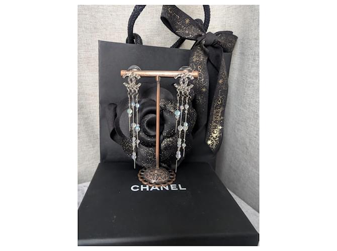 Orecchini pendenti Chanel CC A18S SHW con perline Argento Bianco Metallico - vista 2