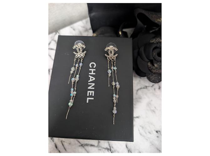 Orecchini pendenti Chanel CC A18S SHW con perline Argento Bianco Metallico - vista 3