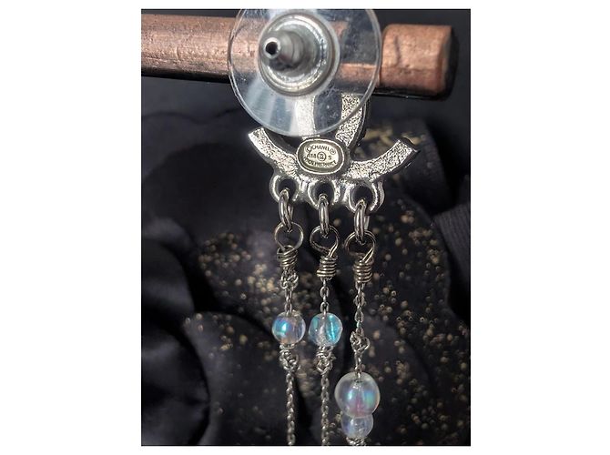 Orecchini pendenti Chanel CC A18S SHW con perline Argento Bianco Metallico - vista 7