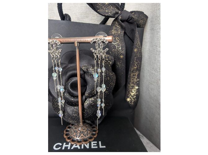 Orecchini pendenti Chanel CC A18S SHW con perline Argento Bianco Metallico - vista 9