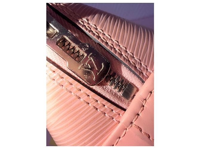 Borsa Louis Vuitton Alma BB Rose Ballerine in pelle Epi Rosa - vista 15