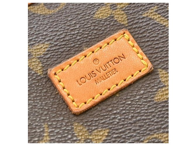 Louis Vuitton Saumur Monogram 35 Castaño - vista 4
