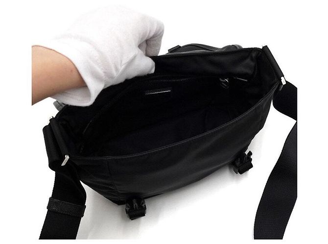 Prada Borsa Messenger e Borsa a Tracolla in Re-Nylon Nero con Logo Argento - vista 6