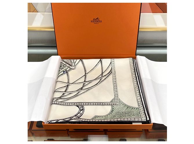 Hermès Bufanda Chevaux d'Hephaistos Cream/Green Verde - vista 3