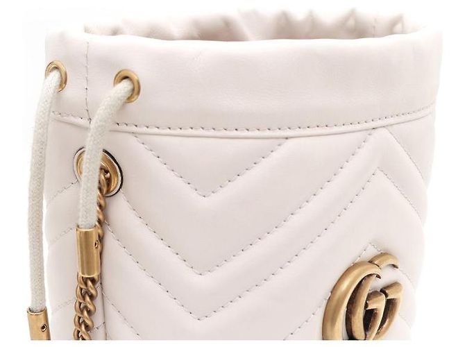 Gucci Mini Borsa Secchiello GG Marmont Chevron con Catena Dorata Bianco - vista 4