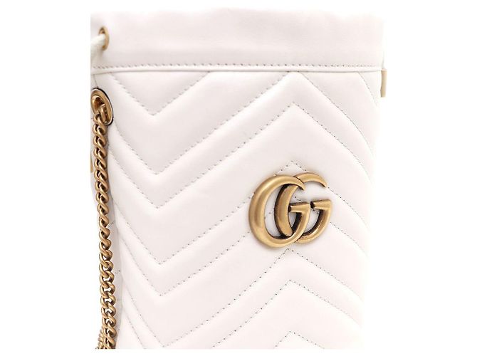 Gucci Mini Borsa Secchiello GG Marmont Chevron con Catena Dorata Bianco - vista 5