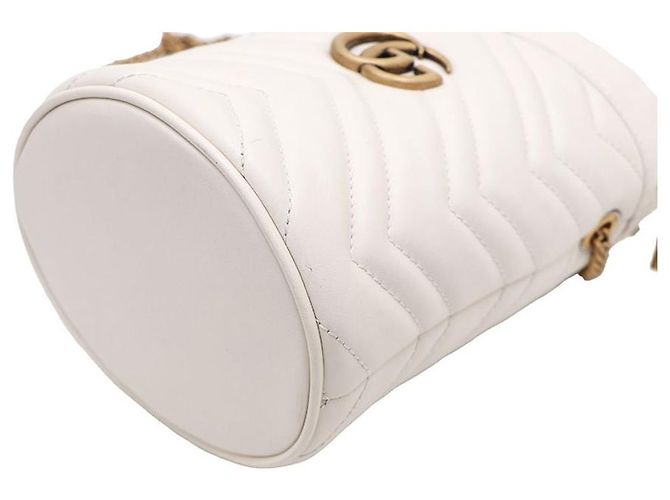 Gucci Mini Borsa Secchiello GG Marmont Chevron con Catena Dorata Bianco - vista 7