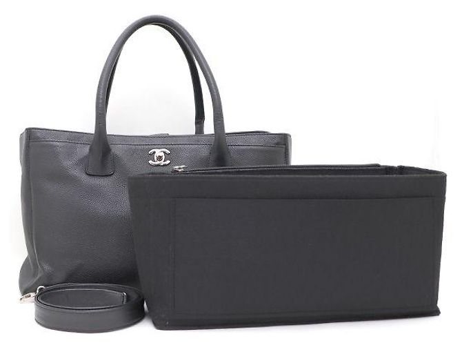 Chanel Totebag e borsa a tracolla con logo CC argento in nero - vista 10