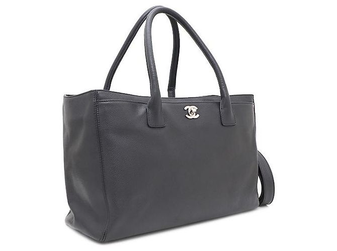 Chanel Totebag e borsa a tracolla con logo CC argento in nero - vista 2