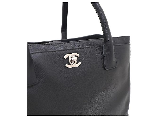 Chanel Totebag e borsa a tracolla con logo CC argento in nero - vista 6