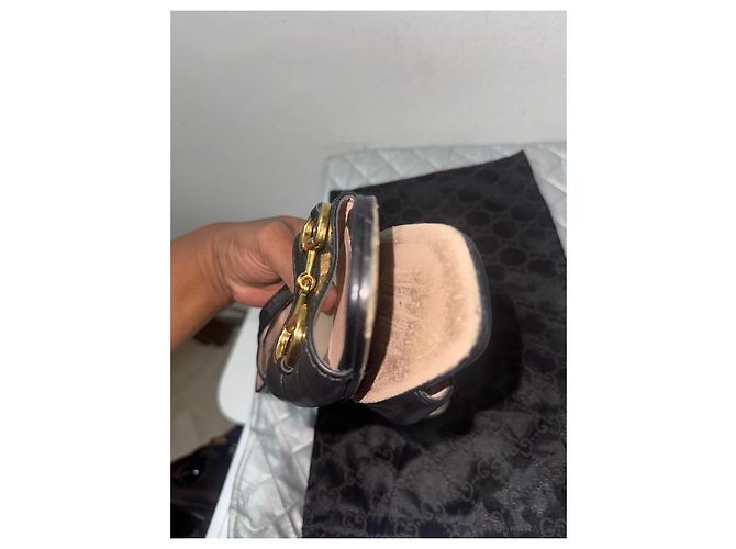 Sandali Gucci in pelle nera con morsetto dorato Nero - vista 10