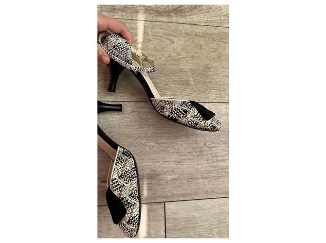 Décolleté con fiocco in tweed bianco e nero Chanel Stampa python - vista 10