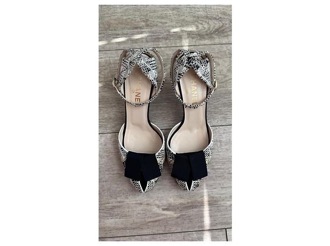 Décolleté con fiocco in tweed bianco e nero Chanel Stampa python - vista 6