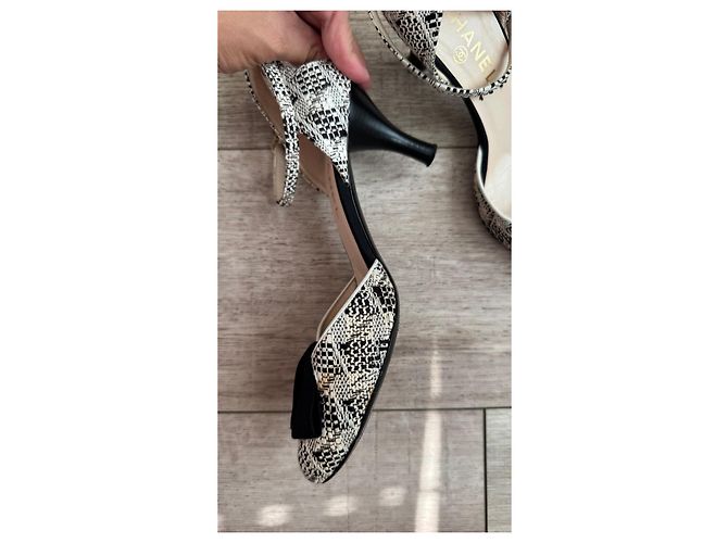 Décolleté con fiocco in tweed bianco e nero Chanel Stampa python - vista 9
